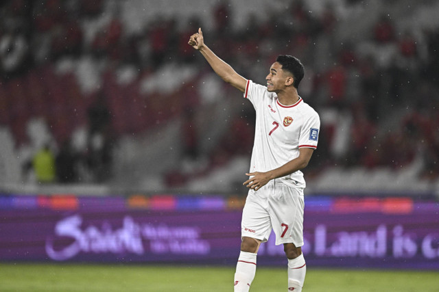 Pemain Timnas Indonesia Marselino Ferdinan mengacungkan jempol pada pertandingan Grup C putaran ketiga Kualifikasi Piala Dunia 2026 Zona Asia di Stadion Utama Gelora Bung Karno, Jakarta, Selasa (19/11/2024). Foto: Aprillio Akbar/ANTARA FOTO