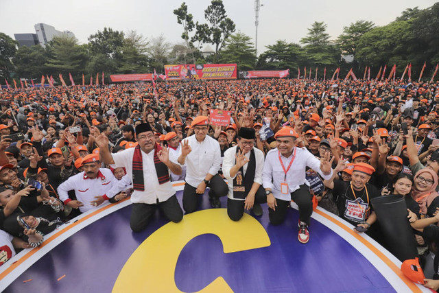 Anies Baswedan bersama paslon Gubernur DKI Jakarta Pramono Anung - Rano Karno di Apel Siaga Warga Kawal TPS, Blok S, Jakarta Selatan, Kamis (21/11/2024). Foto: Jamal Ramadhan/kumparan