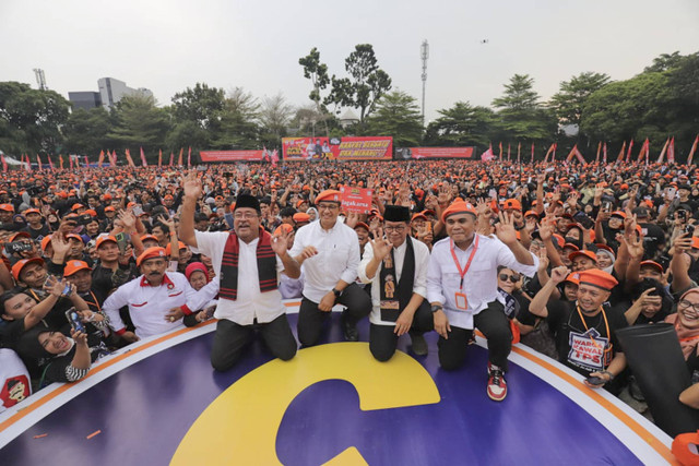 Anies Baswedan bersama paslon Gubernur DKI Jakarta Pramono Anung - Rano Karno di Apel Siaga Warga Kawal TPS, Blok S, Jakarta Selatan, Kamis (21/11/2024). Foto: Jamal Ramadhan/kumparan