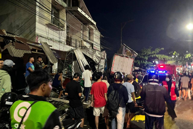 Truk yang mengalami rem blong tabrak kendaraan di turunan Silayur Kota Semarang, Kamis (21/11/2024). Foto: Intan Alliva Khansa/kumparan