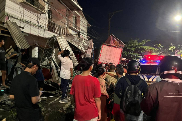 Truk yang mengalami rem blong tabrak kendaraan di turunan Silayur Kota Semarang, Kamis (21/11/2024). Foto: Intan Alliva Khansa/kumparan