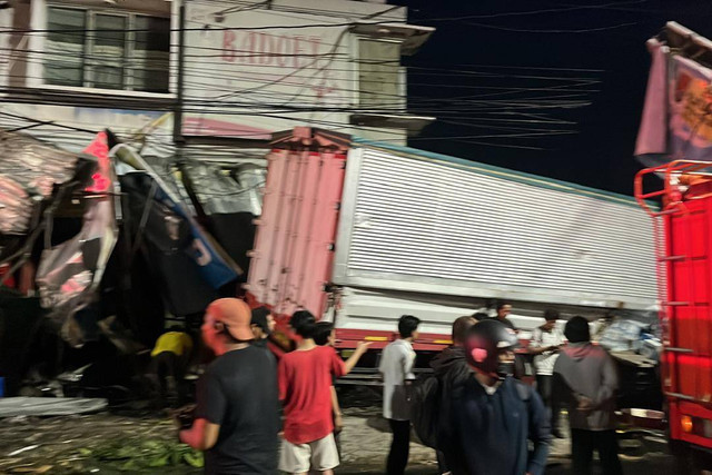 Truk yang mengalami rem blong tabrak kendaraan di turunan Silayur Kota Semarang, Kamis (21/11/2024). Foto: Intan Alliva Khansa/kumparan