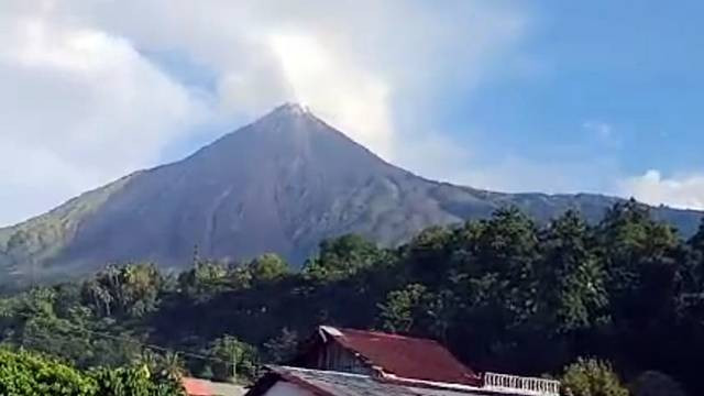 Gunung Karangetang di Kabupaten Sitaro, Sulawesi Utara. (foto: istimewa)