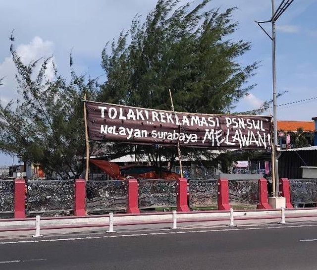 Ilustrasi: Pemasangan Banner Tolak  Reklamasi, dijembatan Kenjeran Surabaya, Rabu (21/11). (Foto: Durrotul Ain/Kumparan) 