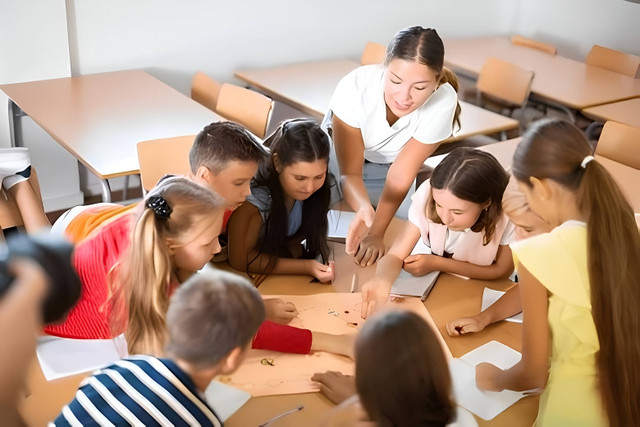 Ilustrasi penerapan pembelajaran kolaboratif di kelas sebagai strategi pembentukan karakter siswa. (Sumber: https://www.shutterstock.com/image-photo/happy-preteen-children-female-teacher-playing-2418519547)