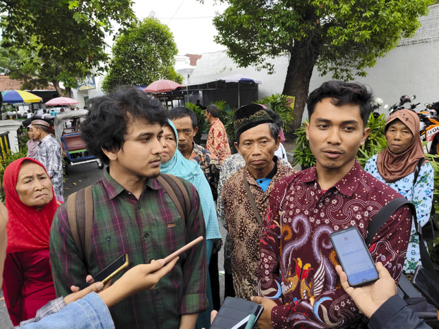 Sejumlah warga Pantai Sanglen, Kabupaten Gunungkidul, mendatangi Kraton Yogyakarta, mempertanyakan masih ditutupnya akses Pantai Sanglen oleh Kraton Yogyakarta, Kamis (21/11/2024). Foto: Arfiansyah Panji Purnandaru/kumparan