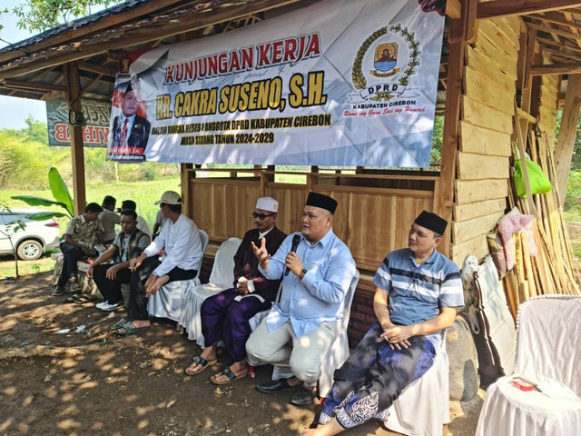 Anggota DPRD Kabupaten Cirebon, H. R. Cakra Suseno, saat berdiskusi dengan warga dalam resesnya. Foto: Istimewa