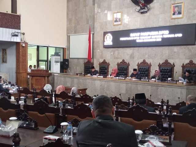 DPRD Kabupaten Cirebon, saat menggelar Rapat Paripurna Persetujuan Rancangan Peraturan Daerah (Raperda) APBD 2025. Foto: Tarjoni/Ciremaitoday