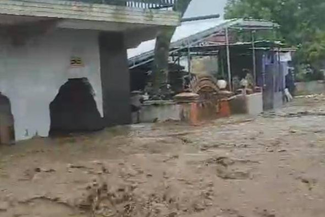 Banjir akibat tanggul jebol di Desa Panyadap, Solokan Jeruk, Majalaya, Kamis (21/11/2024). Foto: Dok. Istimewa