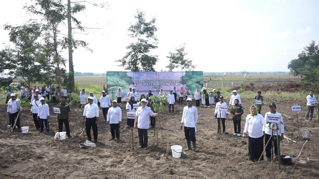 Ppenanaman pohon dlam rangka Peringatan Hari Menanam Pohon Indonesia (HMPI) di Desa Sidobandung, Kecamatan Balen, Kabupaten Bojonegoro. Rabu (20/11/2024) (Aset: Istimewa)