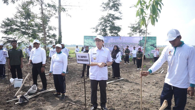 Pj Bupati Bojonegoro Adriyanto, saat hadiri peringatan Hari Menanam Pohon Indonesia (HMPI), di area Embung Babo, Desa Sidobandung, Kecamatan Balen, Kabupaten Bojonegoro. Rabu (20/11/2024). (Aset: Istimewa)