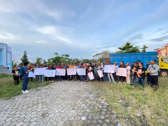 Ratusan petani penggarap lahan yang tergabung dalam kelompok Perempuan Pejuang Hak Asasi Petani Kota Baru kembali mendampingi Tini berikan keterangan ke Polres Lampung Selatan. | Foto: LBH Bandar Lampung 