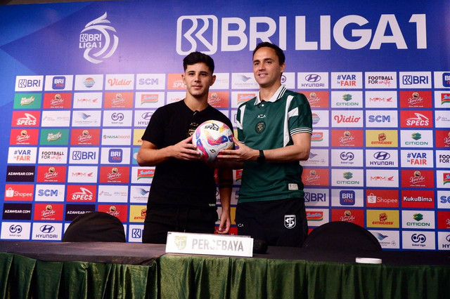 Pelatih Persebaya Paul Munster (kanan) bersama kapten tim Persebaya Bruno Moreira. Foto: Masruroh/Basra