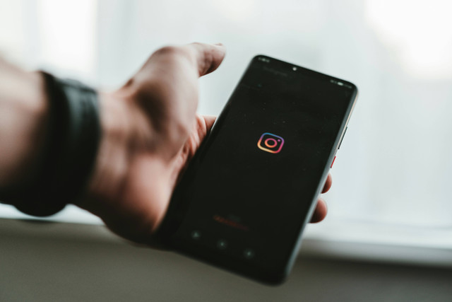 Instagram adalah platform media sosial yang memungkinkan pengguna untuk berbagi foto, video, dan cerita singkat. Foto: Pexels.com