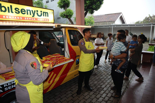 Mobil Senyum Bagikan Makanan Bergizi Gratis di Panti Asuhan "Kasih Allah" Ngunut