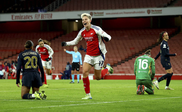 Pemain Arsenal Lina Hurtig berselebrasi usai mencetak gol ke gawang Juventus dalam pertandingan Liga Champions Wanita di Emirates Stadium, London, Inggris, Kamis (21/11/20224). Foto: Andrew Boyers/Reuters