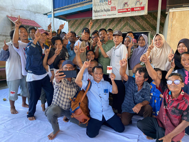 Didi Haryono berfoto bersama warga Batu Ampar. Foto: Yulia Ramadhiyanti/Hi!Pontianak