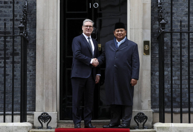 Presiden Prabowo Subianto berjabat tangan dengan Perdana Menteri Inggris Keir Starmer saat melakukan pertemuan di London, Inggris, Kamis (21/11/2024). Foto: Mina Kim/Pool via Reuters