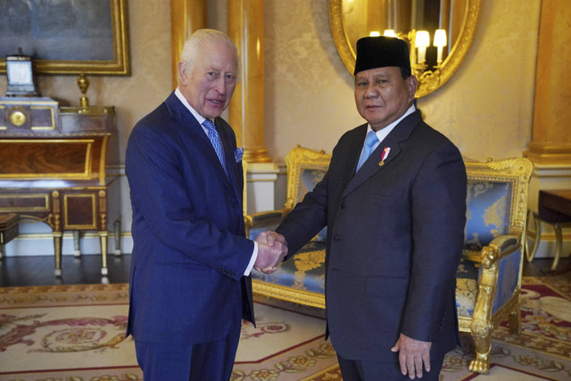 Presiden Prabowo Subianto berjabat tangan dengan Raja Charles III saat melakukan pertemuan di Buckingham Palace, London, Inggris, Kamis (21/11/2024). Foto: Jonathan Brady/POOL/AFP