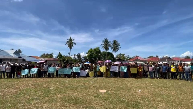 Sejumlah warga wawonii yang mendukung agar PT GKP tetap beroperasi. Foto: Dok. Istimewa.