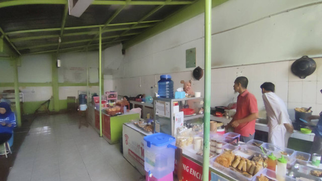 Suasana pedagang di kantin SMAN 23 Jakarta. Foto: Rachmadi Rasyad/kumparan