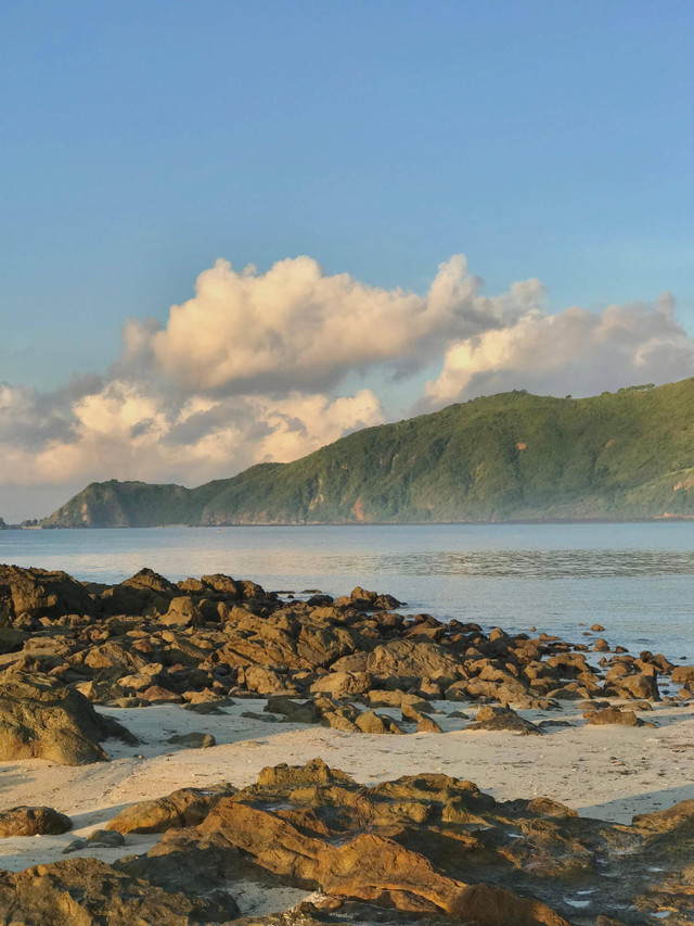 Ilustrasi Pantai Kuta sebagai salah satu destinsi terkenal di Lombok, Sumber : Dokumen pribadi / Anggi Anggun Kartika