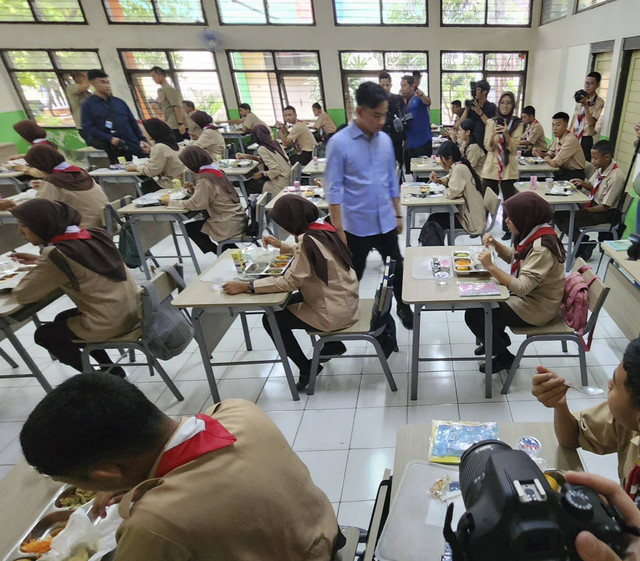 Wakil Presiden RI, Gibran Rakabuming Raka, meninjau uji coba makan bergizi gratis di SMK Negeri 7 Semarang, Jawa Tengah. Foto: Intan Alliva Khansa/kumparan