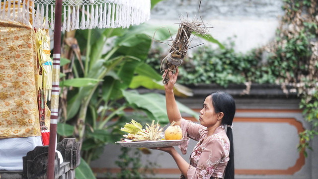 Gambar 1. Prosesi ritual odalan, (Sumber : Bagust, 2024)