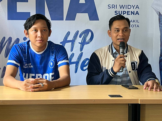 Ketua Tim Pemenangan Paslon 01, Dwi Candra Putra dan Koordinator Pemilih Muda Paslon 01, Valen Stevano memberikan keterangan terkait pelaksanaan Kampanye Akbar di Stadion Mandala Krida, Yogyakarta. (Foto: M Wulan)