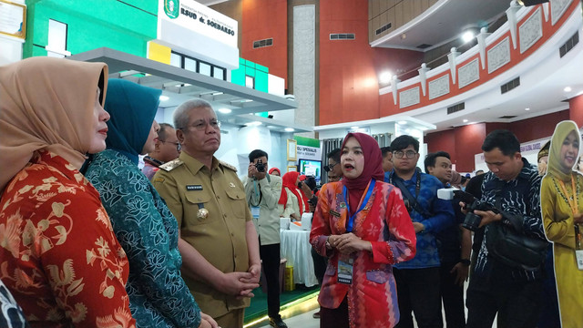 Pj Gubernur Kalbar Harisson saat meninjau stand rumah sakit di Pontianak Convention Center (PCC) pada Kamis, 21 November 2024. Foto: Alycia Tracy Nabila/Hi!Pontianak