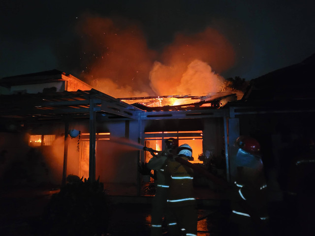 Kebakaran di Jalan Pelita Ujung No 54 Gang Pelita Ujung, Labuhan Ratu. | Foto: Dok Dinas Pemadam Kebakaran dan Penyelamatan Kota Bandar Lampung