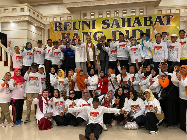 Bang Didi foto bersama para sahabat semasa sekolah di Singkawang. Foto: Yulia Ramadhiyanti/Hi!Pontianak