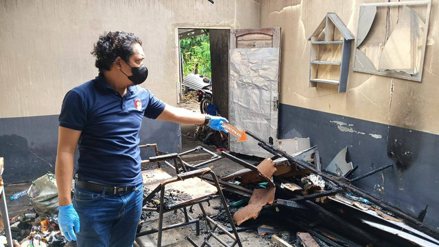 Personel Polres Kubu Raya menunjukkan kios yang terbakar. Foto: Dok. Polres Kubu Raya