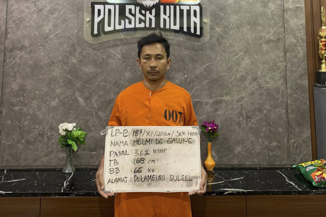 Helmi DG Gassing (37) nekat mencuri uang temannya, berinsial SR (34), senilai Rp 100 juta dampak kecanduan judi online. Foto: Dok. Polresta Denpasar