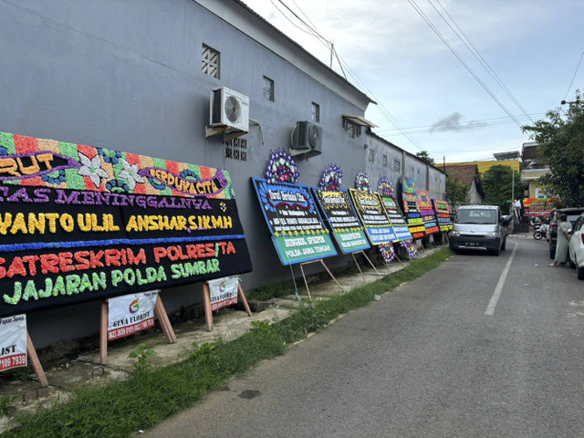 Karangan bunga di Rumah Duka Kasat Reskrim Ulil di Makassar. Foto: Dok. kumparan