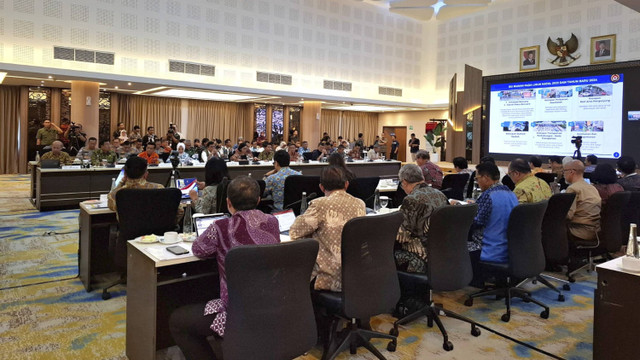 Suasana rapat Menko PMK Pratikno dengan Mendagri Tito Karnavian, Menteri Perhubungan (Menhub) Dudy Purwagandhi, Kapolri Jenderal Listyo Sigit Prabowo dan Panglima TNI Jenderal Agus Subiyanto, di Kantor PMK, Jumat (21/11/2024). Foto: Ghifari/kumparan 