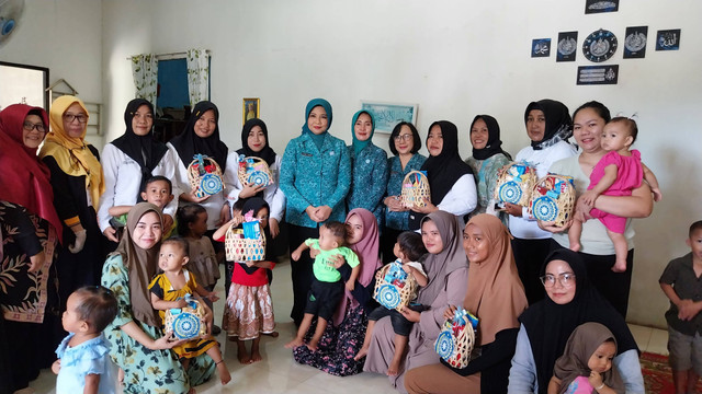 Ketua TP PKK Provinsi Kalimantan Barat, Windy Prihastari bersama para kader posyandu dan warga setempat di Posyandu Mutiara Ibu, Kubu Raya pada Jumat, 22 November 2024. Foto: Alycia Tracy Nabila/Hi!Pontianak