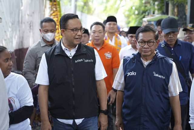 Calon Gubernur Jakarta Pramono Anung bersama mantan Gubernur Jakarta periode 2017-2022 Anies Baswedan saat blusukan di Cengkareng, Jakarta Barat, Jumat (22/11/2024).  Foto: Dok. Tim Media Pramono-Rano