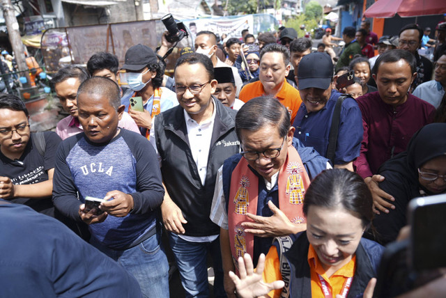 Calon Gubernur Jakarta Pramono Anung bersama mantan Gubernur Jakarta periode 2017-2022 Anies Baswedan saat blusukan di Cengkareng, Jakarta Barat, Jumat (22/11/2024). Foto: Dok. Tim Media Pramono-Rano