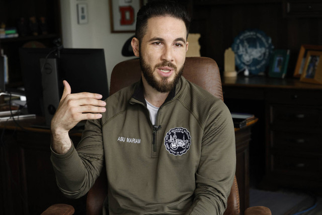 Walikota Dearborn Abdullah H. Hammoud berpose untuk sebuah potret di kantornya di Dearborn, Michigan pada tanggal 18 Juni 2024.  Foto: Jeff Kowalsky/AFP