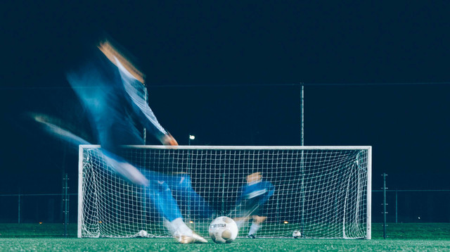 Ilustrasi Rekomendasi Celana Bola Pria, Sumber Unsplash Jannes Glas