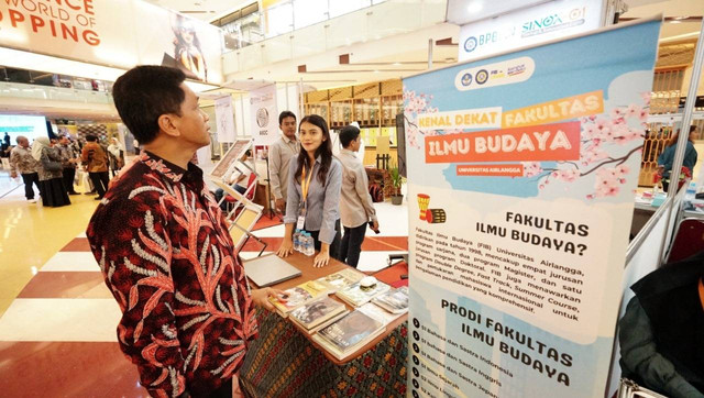 Rektor ITS Prof Ir Bambang Pramujati ST MScEng PhD saat mengunjungi booth dari Fakultas Ilmu Budaya Unair. Foto: Humas ITS