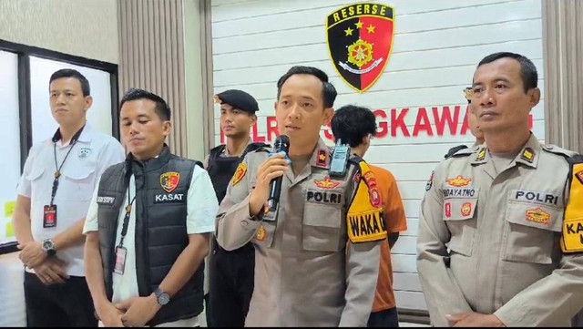 Wakapolres Singkawang, Kompol Tri Prasetiyo saat melakukan konferensi pers. Foto: Dok Polres Singkawang