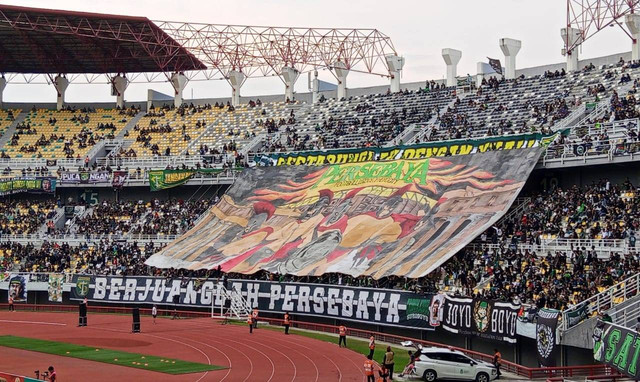 Koreo yang ditampilkan Bonek saat laga Persebaya Vs Persija di GBT Surabaya, Jumat (22/11) sore. Foto: Masruroh/Basra