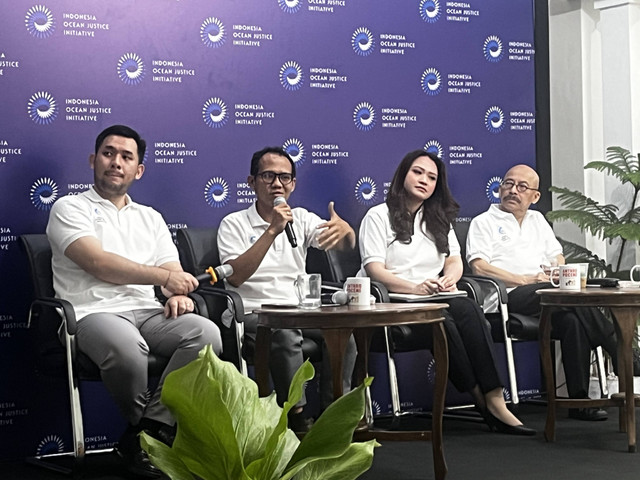 Program Director IOJI Andreas A Salim, Senior Analyst IOJI Imam Prakoso dan Senior Advisor IOJI Grace G. Binowo dalam gelaran diskusi IOJI mengenai keamanan laut di Kantor IOJI, Jumat (22/11). Foto: Widya Islamiati/kumparan