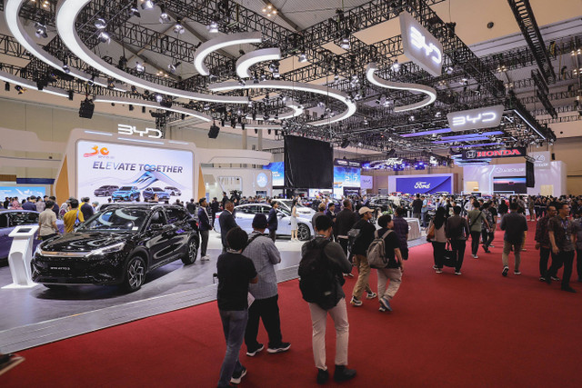 Suasana pameran otomotif Gaikindo Jakarta Auto Week (GJAW) 2024 di Indonesia Convention Exhibition (ICE) BSD, Tangerang, Banten, Kamis (22/11/2024). Foto: Jamal Ramadhan/kumparan