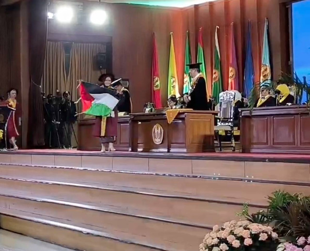 Mahasiswa Unpad membentangkan bendera Palestina saat wisuda. Dok: Unpad