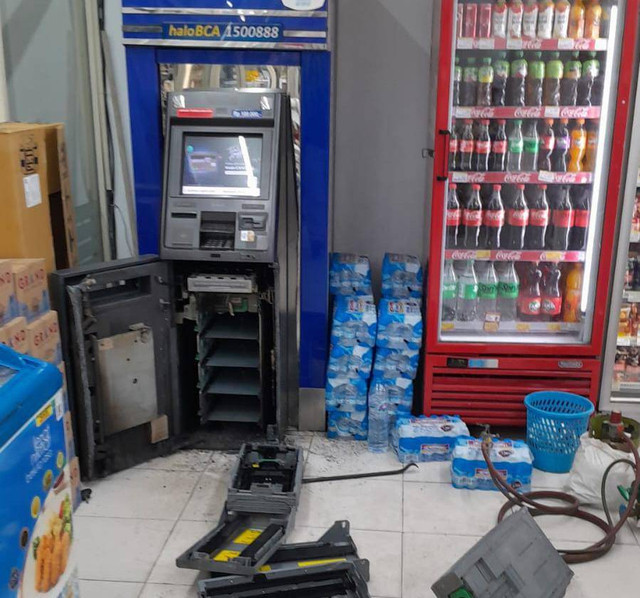 Mesin ATM bank BCA di Jalan Panglima Polim, Segalamider, Tanjung Karat Barat, Bandar Lampung dibobol maling. | Foto: Dok Istimewa