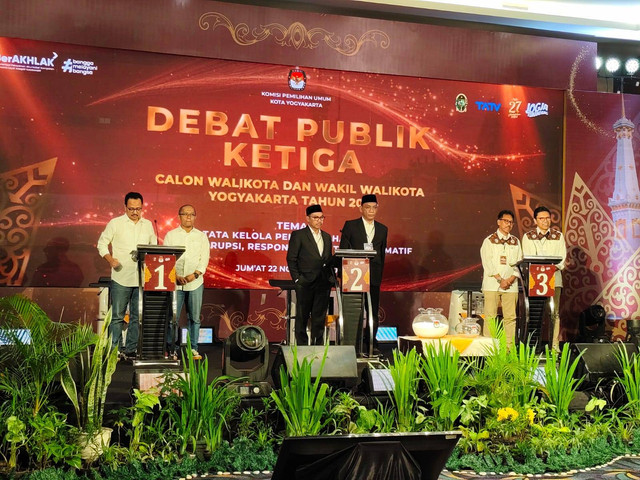 Debat publik ketiga Pilwalkot Yogyakarta di Hotel Tara Yogyakarta, Jumat (22/11) malam. Foto: Arfiansyah Panji Purnandaru/kumparan