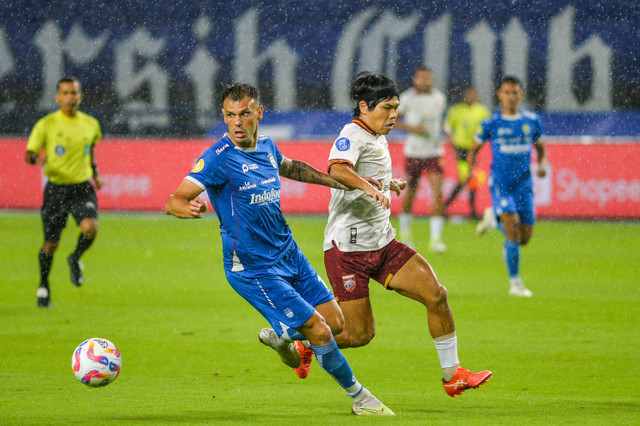 Pesepak bola Persib Bandung Tyrone Del Pino (kiri) berebut bola dengan pesepak bola Borneo FC Kei Hirose (kanan) saat bertanding pada BRI Liga 1 di Stadion Gelora Bandung Lautan Api, Bandung, Jawa Barat, Jumat (22/11/2024). Foto: ANTARA FOTO/Raisan Al Farisi